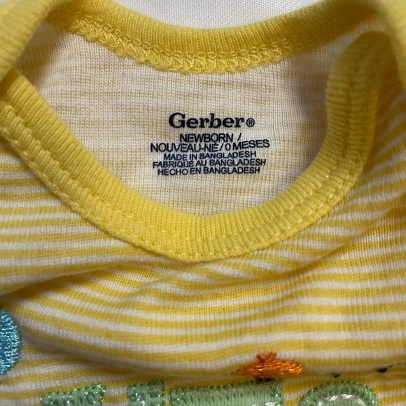 Boys set of 4 carters,Gerber, and children’s place size newborn-0-3M shirts pant - Picture 3 of 9